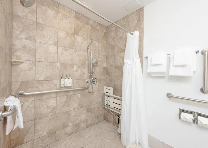Express & Charleston - Northwoods By Ihg Hotel 2*